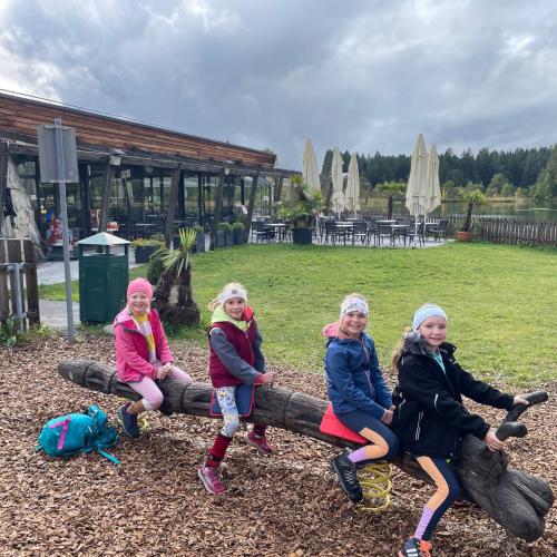 Mädchen am Spielplatz