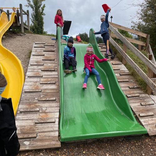 Kinder auf der Rutsche