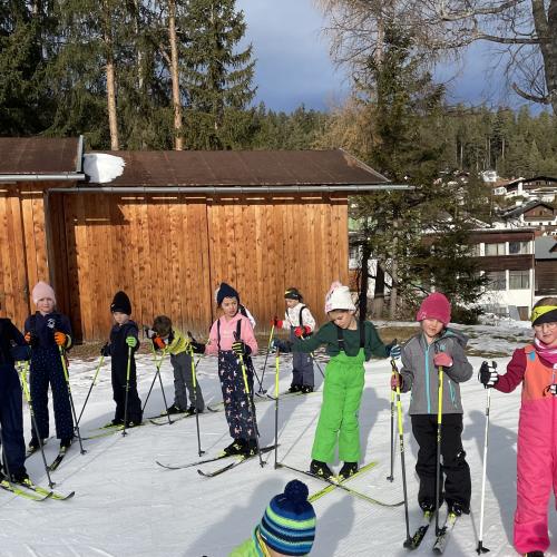 Die 1.Klasse nutzt das gute Wetter zum Langlaufen