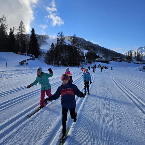 Übungen mit einem Ski in der Loipe