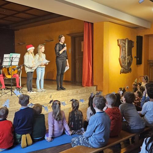 Die Direktorin begrüßt das Publikum