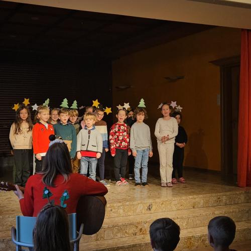 Die erste Klasse singt "Ich werd vor Freude singen"