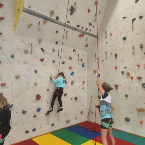In der Kletterhalle werden alle aktiv