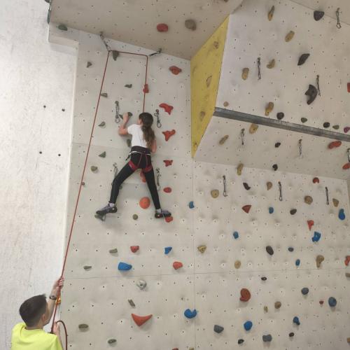 Auch die Mädels sind mutig und bezwingen die Kletterwand