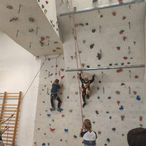 Auch die Jungen klettern an der Kletterwand
