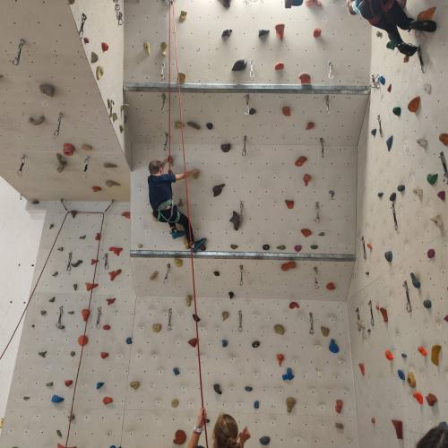 Jungs an der Kletterwand