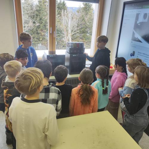 Die Kinder staunen über den 3D Drucker