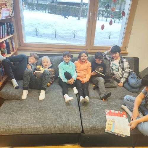 Bequemer geht es nicht. Ein riesiges Sofa in der Bibliothek wo man es sich gemütlich machen kann.