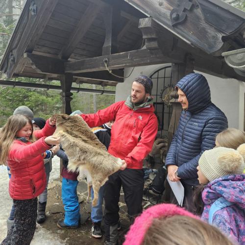 Hier wird den Kindern das Fell von einem Tier gezeigt.
