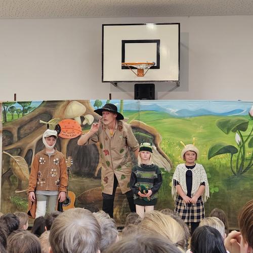 Kurt Käfer verletzt nach seinem Sturz gemeinsam mit Rita und Victoria