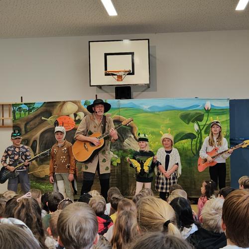 Die ganze Band von Kurt Käfer gemeinsam mit Victoria und Rita