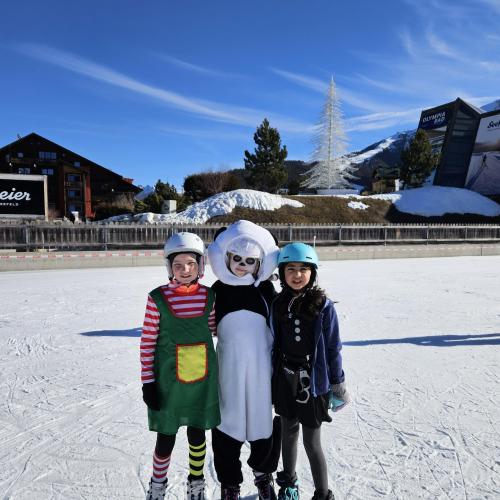 3 Kinder verkleidet als Pippi Langstrumpf, Polizistin und Panda