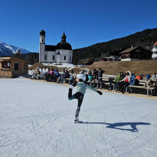 Ein Mädchen macht Pirouette auf dem Eis