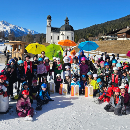 Das Gruppenfoto der Schule auf der Eisfläche