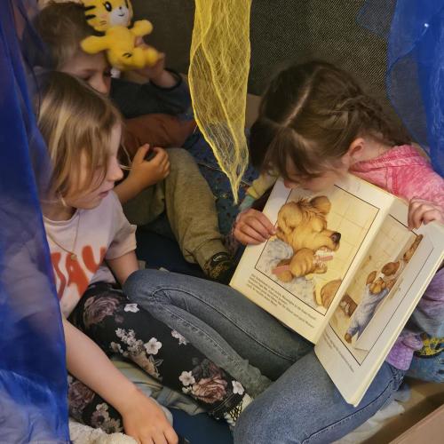 Mädchen liest Kindern vor