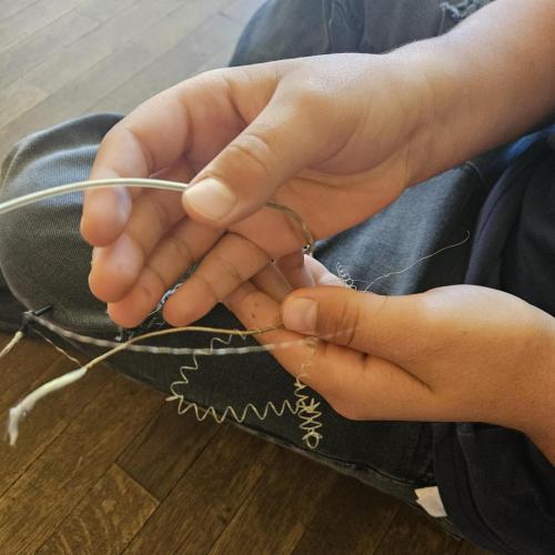 Saiten der Instrumente in der Hand eines Kindes