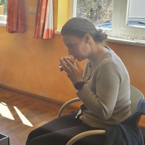 Okarina wird von der Frau gespielt