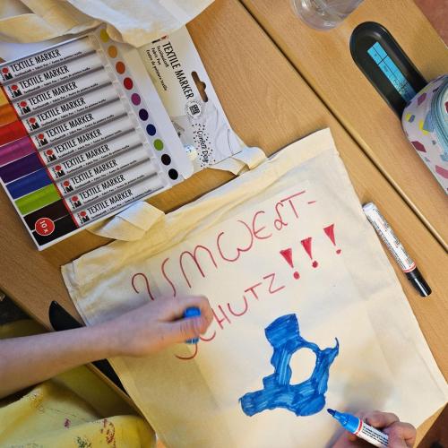 Bemalte Tasche mit dem Wort Umweltschutz