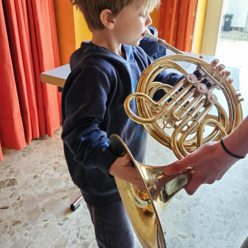 Ein Junge mit Blasinstrument