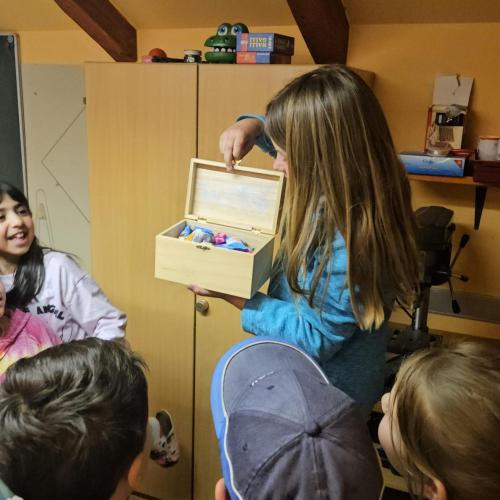 Die Kinder haben eine Truhe mit Süßigkeiten gefunden als Schatz