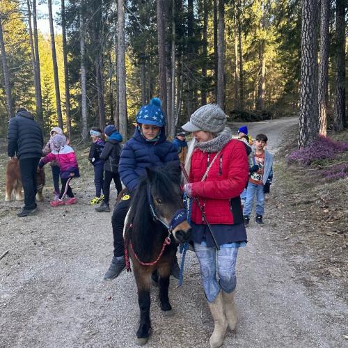 Ein Kind reitet auf dem Pony
