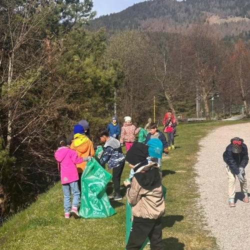 Kinder sammeln Müll am Wegrand