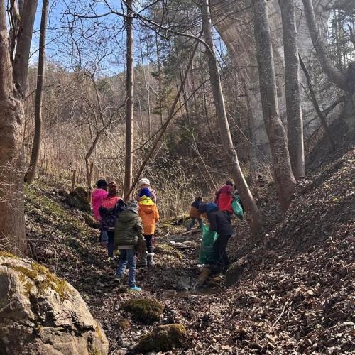 Kinder sammeln Müll in der Natur