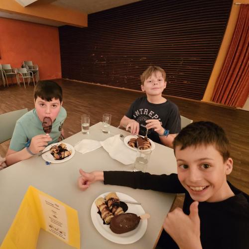 Jungs mit Nachtisch, der aus Eis und Palatschinken besteht