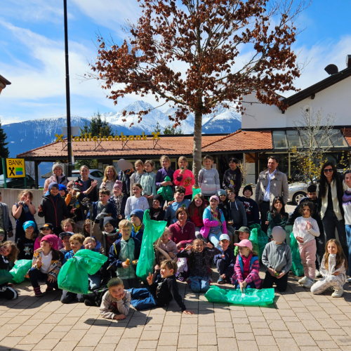 Die gesamte Schule mit dem Bürgermeister und den Lehrerinnen und der Bäuerin auf einem Foto mit den Mülltüten