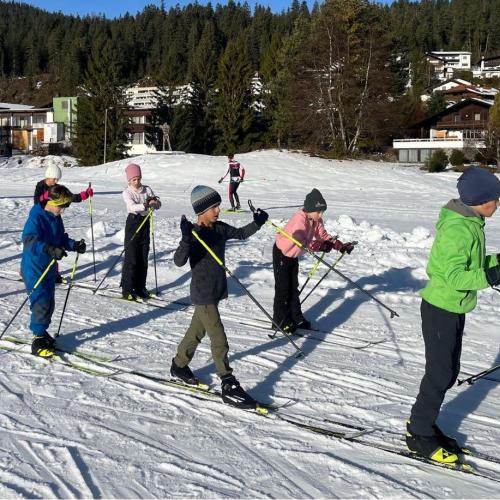 Kinder auf Langlaufski
