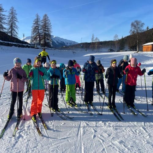 Kinder auf Langlaufski