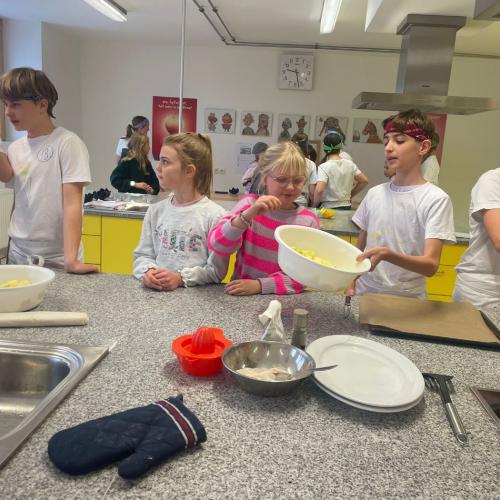 Kinder mischen Teig an