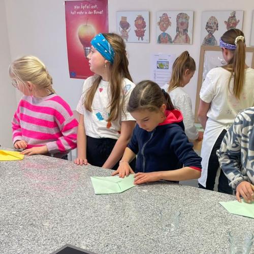 Kinder falten Servietten