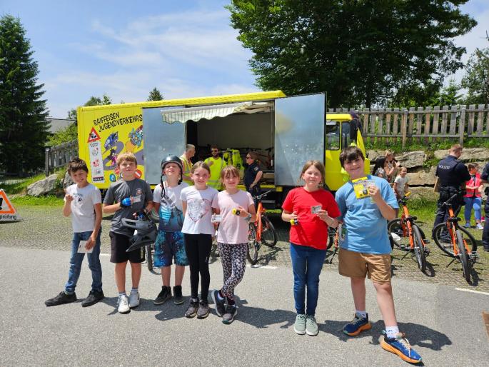 Radfahrprüfung. Kinder mit ihren Ausweisen
