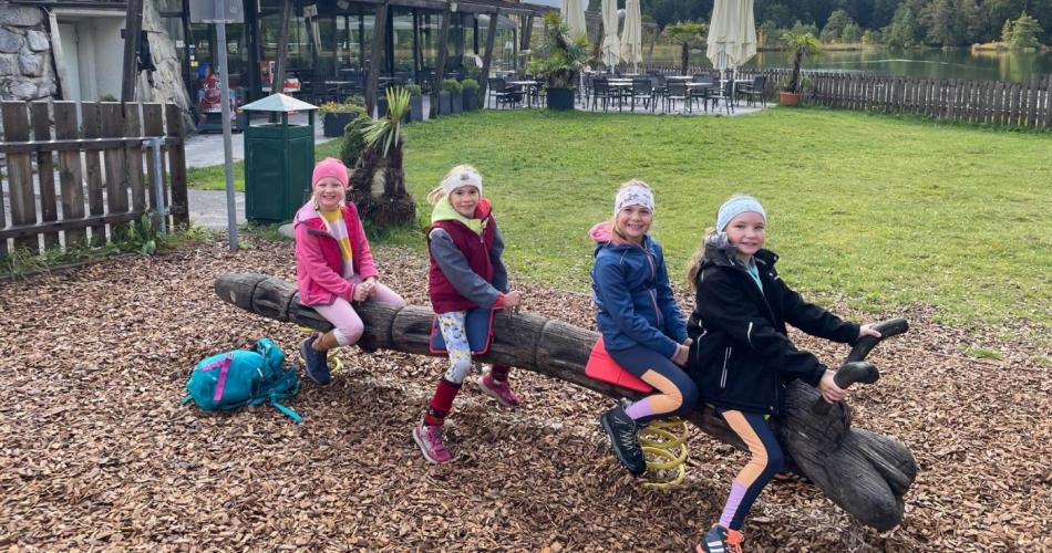 Die Mädchen spielen am Spielplatz