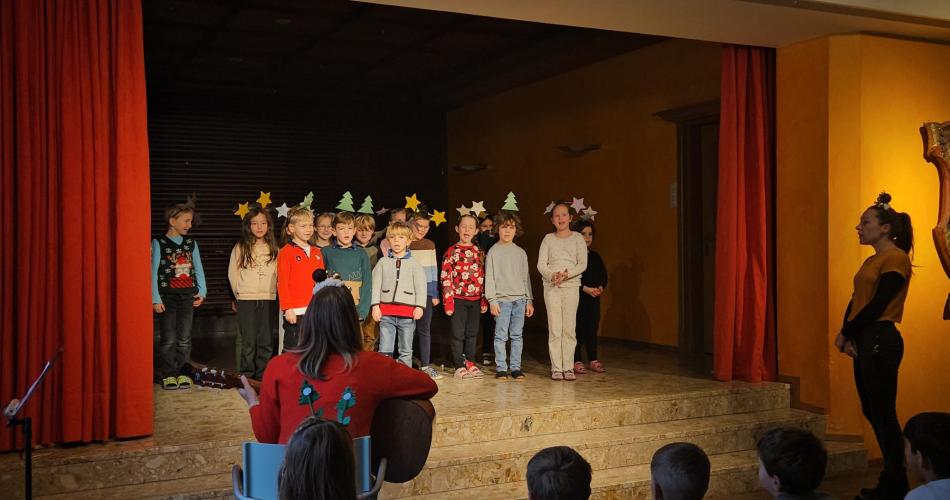 Die erste Klasse singt "Ich werd vor Freude singen"