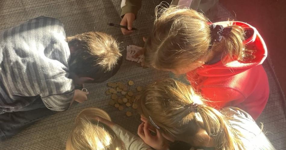 Kinder zählen Geld