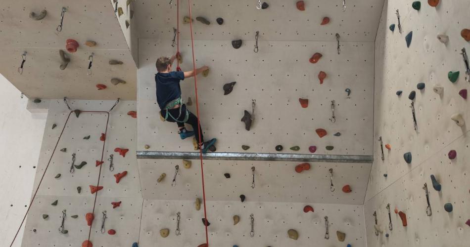 Zwei Jungen klettern an der Kletterwand