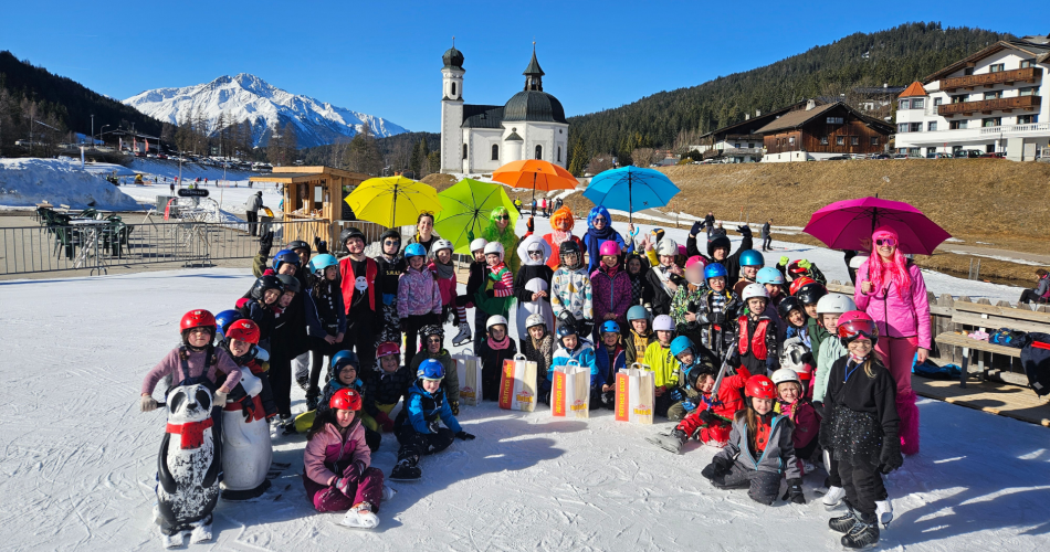 Das Gruppenfoto der Schule auf der Eisfläche