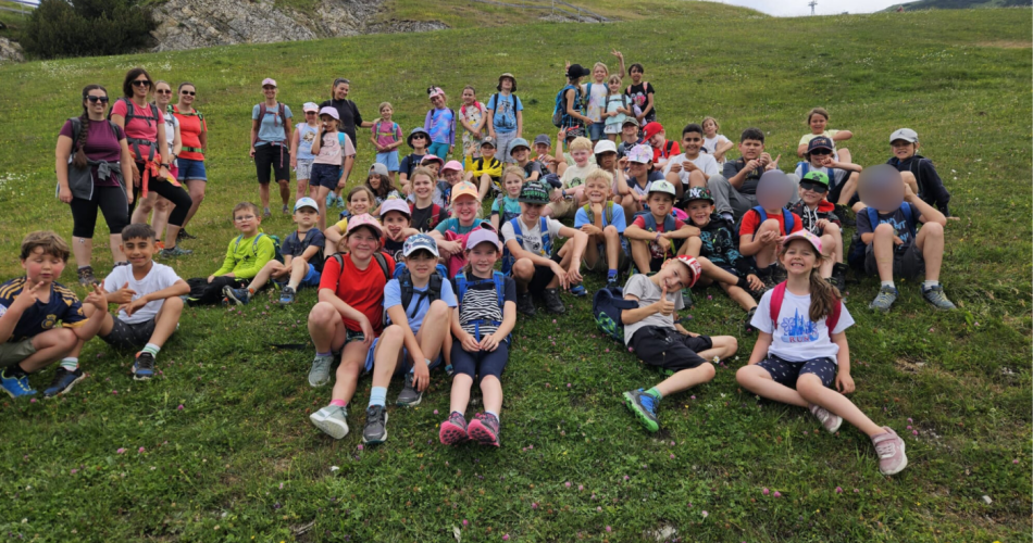 Schulfoto. Alle auf dem Weg ins Tal