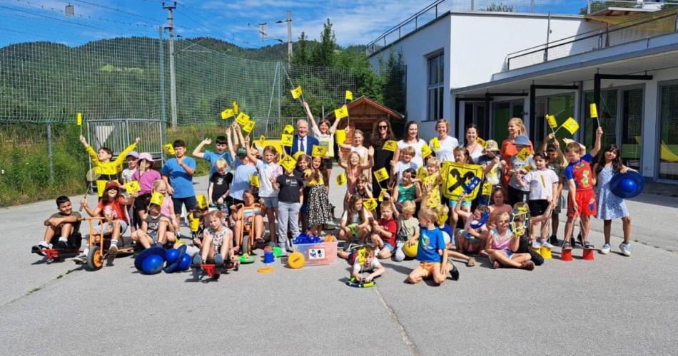 Kinder auf dem Schulhof mit den neuen Spielgeräten für die Pause