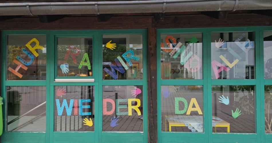 Hurra, wir sind wieder da. Fensterdeko