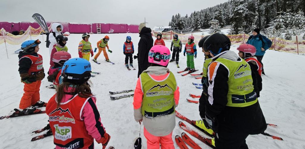 Gruppe Anfänger Aufwärmen bevor es mit dem Skifahren losgeht