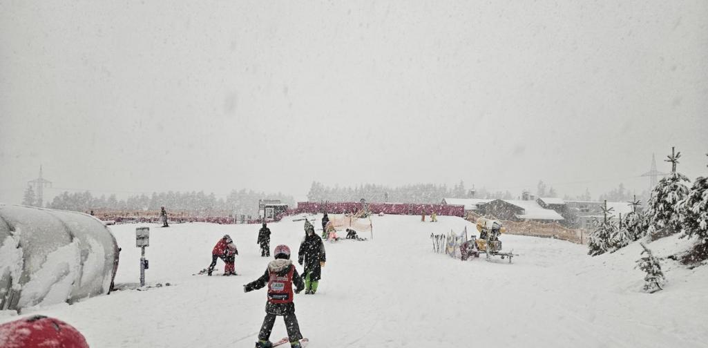 Gruppe Anfänger Bremsen lernen im heftigen Schneefall