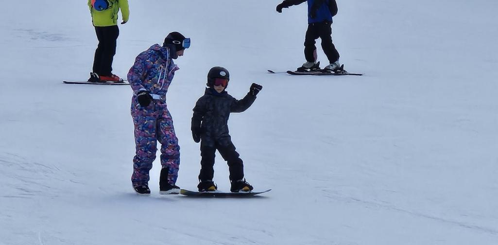 Snowboard Gruppe Junge auf dem Snowboard