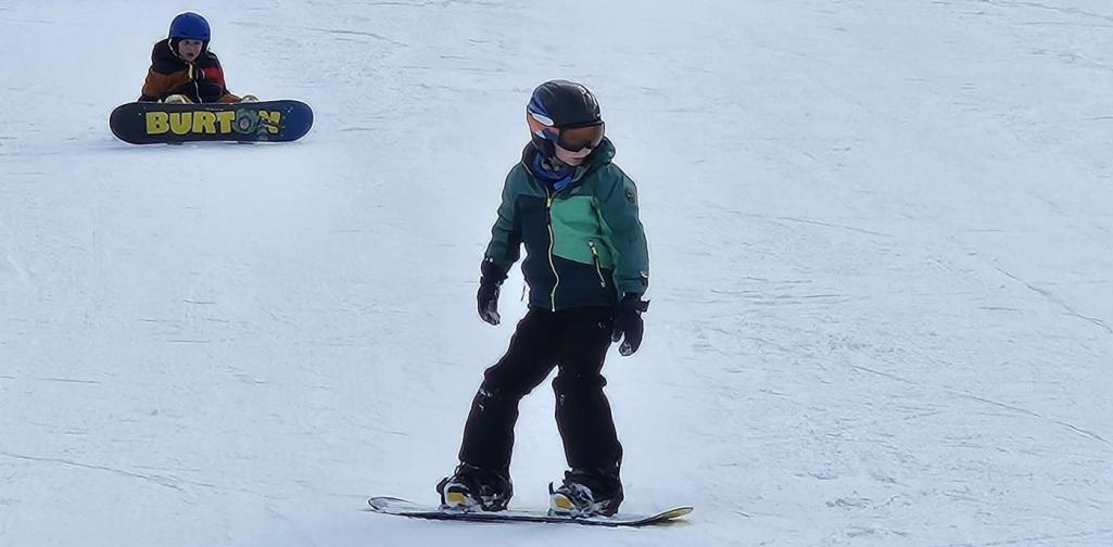 Snowboard Gruppe Junge auf dem Snowboard