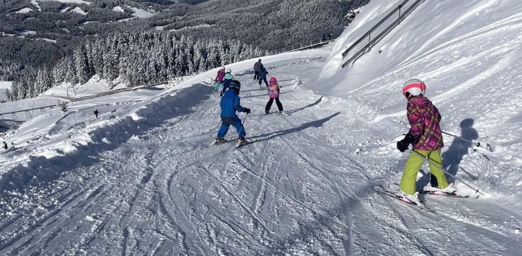 Gruppe Elke Gruppe von Skifahrern fährt den Berg hinunter